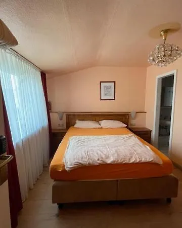 Otel Am Roonplatz 2*