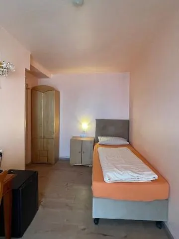 Am Roonplatz מלון