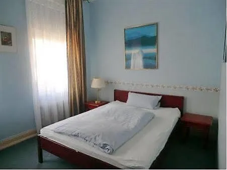 Am Roonplatz 호텔 2*